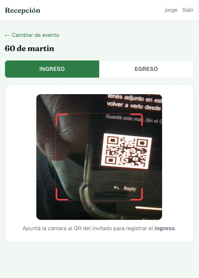 Recepción escaneando un QR en la puerta